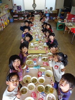 みんなで給食おいしいね