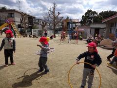 芝生で伸び伸び遊んでいます