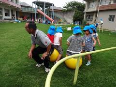 坂本幼稚園の芝生で遊んだよ