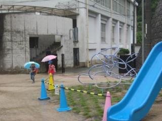 雨の中を歩いています