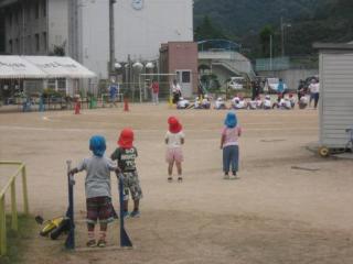 運動会の練習を見ています