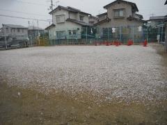 雪が積もり始めた園庭