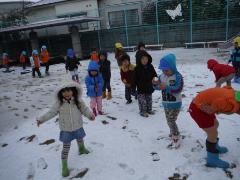 雪を喜ぶ子どもたち