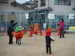 長縄跳びをする年長児