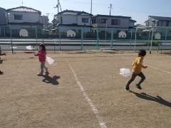 凧揚げをする未就園児