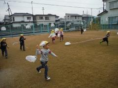 凧揚げをする年少児