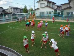 芝生で遊ぶ幼児たち