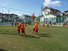 芝生で遊ぶ幼児たち