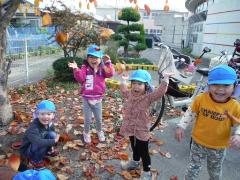 落ち葉で遊ぶ年少児