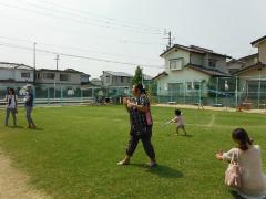 芝生で遊ぶ未就園児親子