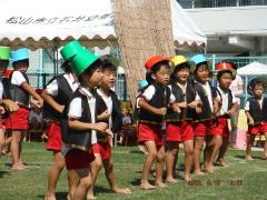 踊りを踊る年長児