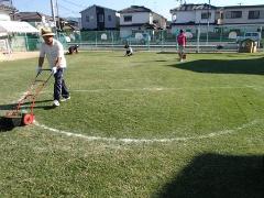 芝生の手入れをしている様子