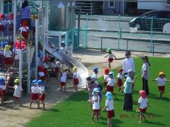 園庭で遊ぶ幼児たち