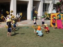 年少児が年中組の踊りをしている様子