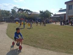 小学生も来てにぎやかな園庭