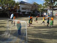 サッカーをしている幼児の様子