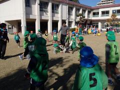 サッカーをしている幼児の姿