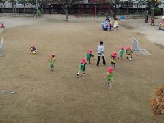 園庭で遊んでいる幼児の姿