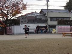 正門から一人で登園する年長児