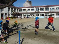 長縄をしている幼児の様子