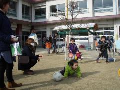 小さいお友達が遊んでいる様子