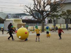 園庭で遊んでいる様子