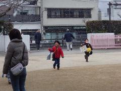 雪が降っている芝生の様子