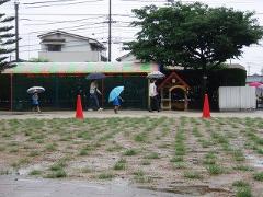 降園する幼児と芝生