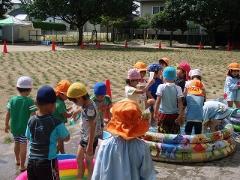 水遊びをする幼児と芝生