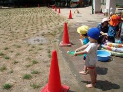 水遊びをしている幼児と芝生