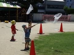 とんぼ捕りをしてる子どもたち