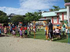 芝生の上で幼児が遊んでいる様子