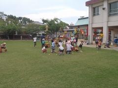 小学生も芝生の上に遊んでいるよ