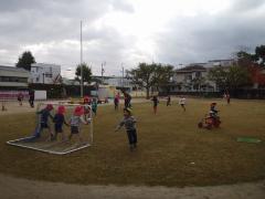 園庭で遊んでいる幼児の様子