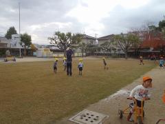 園庭で遊んでいる幼児の様子