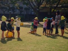 芝生の上で遊んでいる幼児の姿