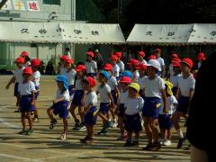 小学生と入場している