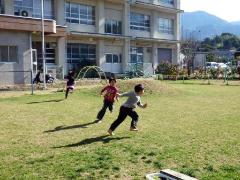 小学生が遊ぶ