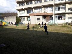 小学生が遊ぶ