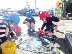 氷で遊ぶ
