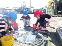 氷で遊ぶ