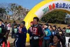 写真：マラソン大会に参加する松山市長