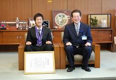 写真：福森雄太さんと松山市長