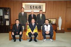 写真：池山隆寛さんの代理の宮本慎也選手と松山市長
