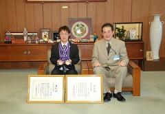 写真：久米潤さんと松山市長