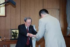 写真：要望書を受け取る松山市長