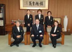 写真：松山つばきライオンズクラブの皆さんと松山市長