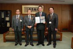 写真：郵便局株式会社四国支社の皆さんと松山市長