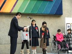 写真：表彰状を渡す松山市長