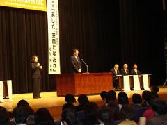 写真：研究会で挨拶する松山市長